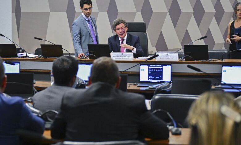 Ajustes no texto adiam votação da MP da "taxa das blusinhas"