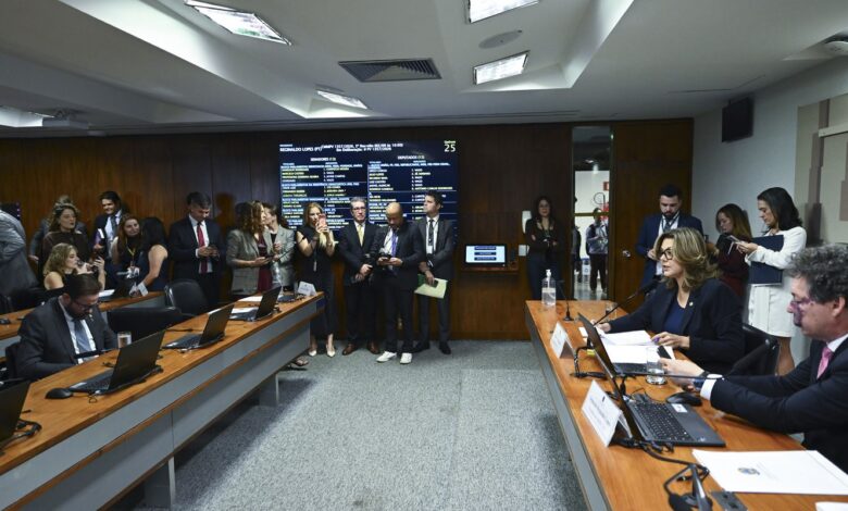 Comissão aprova MP da taxa das blusinhas: texto segue a plenários