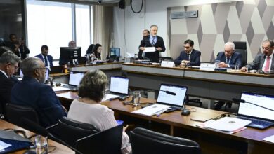 CCJ do Senado aprova PEC que acaba com jornada 6x1