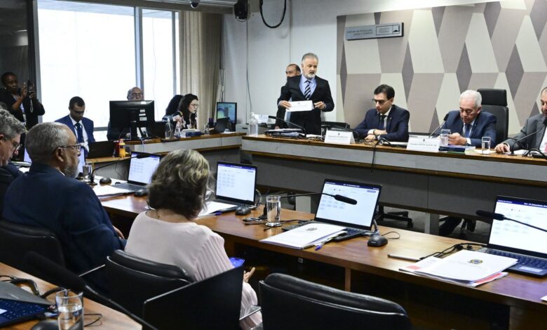 CCJ do Senado aprova PEC que acaba com jornada 6x1