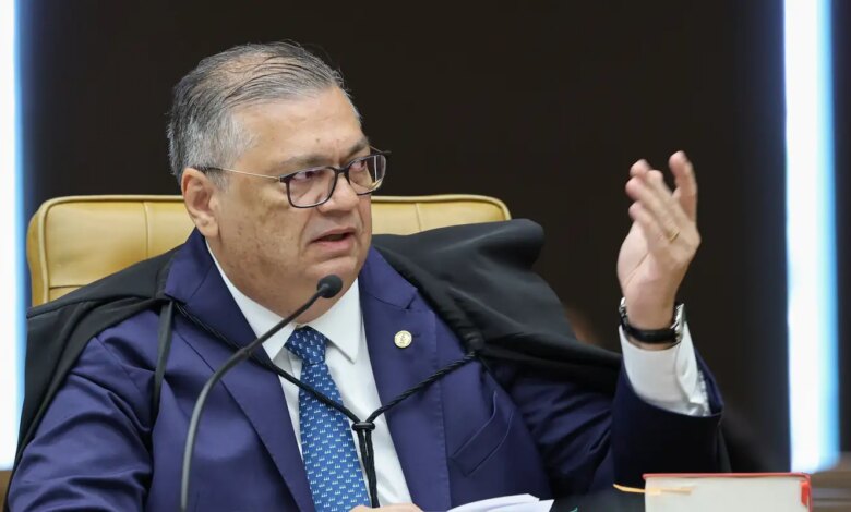 Dino e Zanin votam para julgar Moraes e Mendonça na mesma sessão