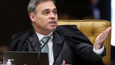 Mendonça acompanha Fachin e vota por julgamento separado de Moraes