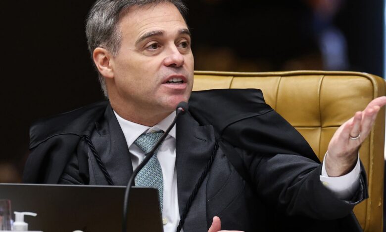 Mendonça acompanha Fachin e vota por julgamento separado de Moraes