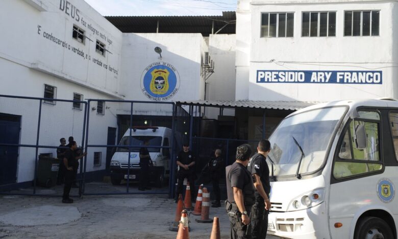 Sistema carcerário transfere bilhões em custos para famílias de presos