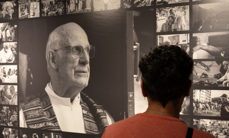 Exposição em SP homenageia padre Júlio e pessoas em situação de rua