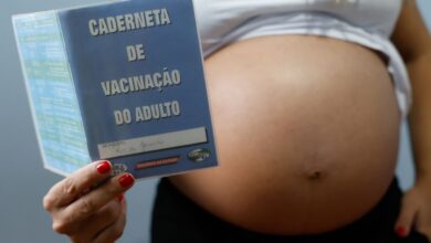 Resistência às vacinas contra gripe e covid coloca gestantes em risco