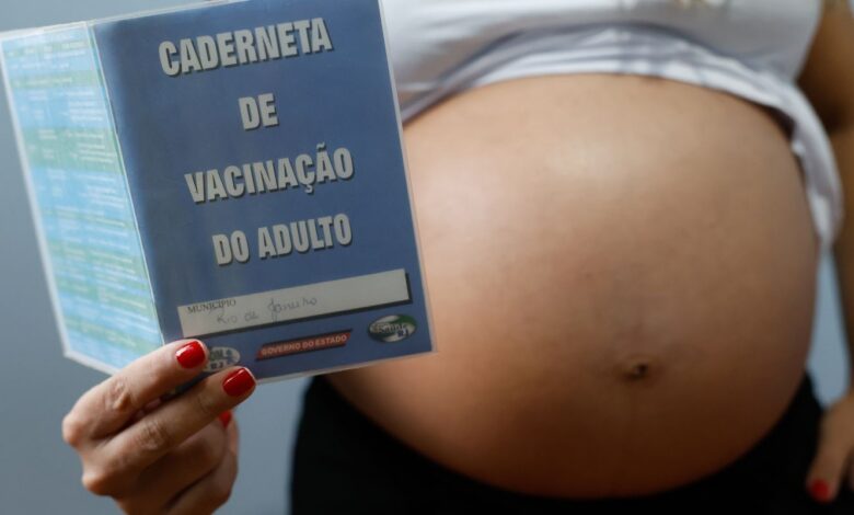 Resistência às vacinas contra gripe e covid coloca gestantes em risco