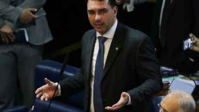 Defesa de Flávio Bolsonaro tentou levar caso Dark Horse a Mendonça