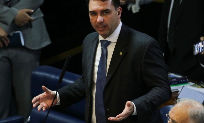 Defesa de Flávio Bolsonaro tentou levar caso Dark Horse a Mendonça