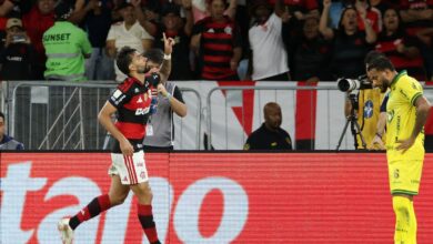 Flamengo vence e fica a um ponto do Palmeiras, líder do Brasileirão