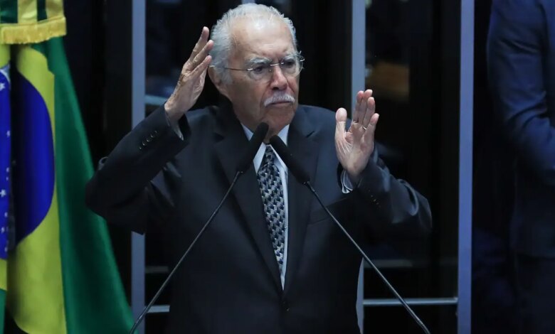 Ex-presidente José Sarney é internado com quadro de pneumonia