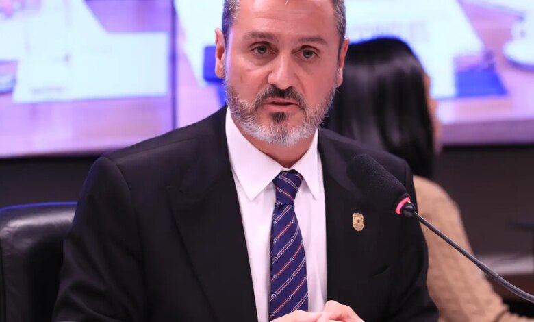 Dino determina reintegração de Andrei Rodrigues no comando da PF