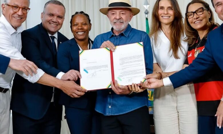 Lula sanciona lei de incentivo ao desenvolvimento do futebol feminino