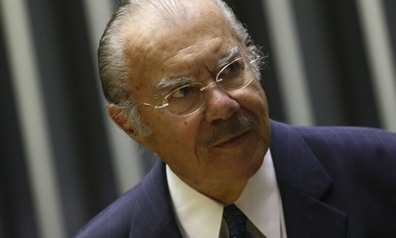 Ex-presidente José Sarney segue internado em hospital de São Paulo