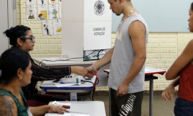 Caminhos da Reportagem: importância do voto para jovens e idosos