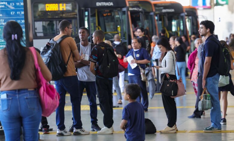 Setor de serviços fica estável em julho e sobe 2,4% em 12 meses
