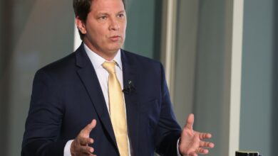 Dino cita risco de evasão e proíbe deputado Mario Frias de deixar país