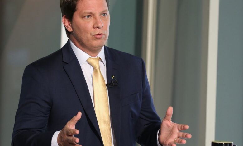Dino cita risco de evasão e proíbe deputado Mario Frias de deixar país