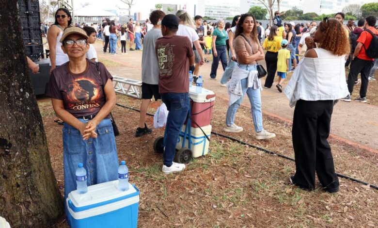 Ambulantes "desfilam" no 7 de Setembro em busca de sustento