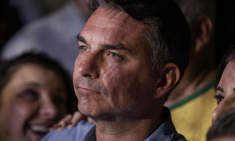 Mendonça multa Flávio por impulsionar post negativo contra Lula