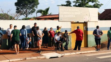 Analfabetos e ex-alunos votam sob emoção em escola que já foi curral