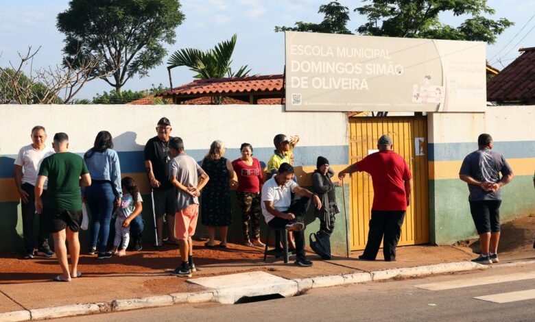 Analfabetos e ex-alunos votam sob emoção em escola que já foi curral