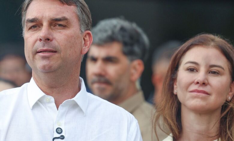 Flávio Bolsonaro participa de missa na Catedral de Brasília