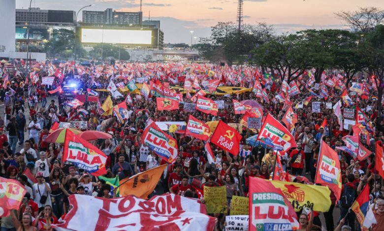 Milhares de estudantes tomam a Esplanada em apoio a Lula