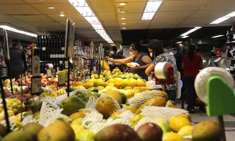 INPC, inflação que corrige salários, acumula 4,29% em 12 meses