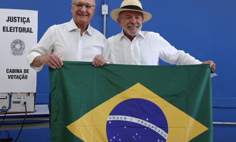 Mendonça dá 24h para remoção de posts sobre Lula e bandeira do Brasil 