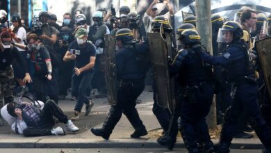 Adolescentes franceses fazem mais um dia de protestos sobre escolas