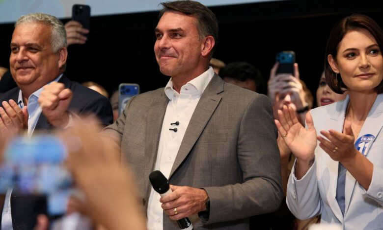 Flávio Bolsonaro recebe apoio de partidos e fala em mudar Constituição