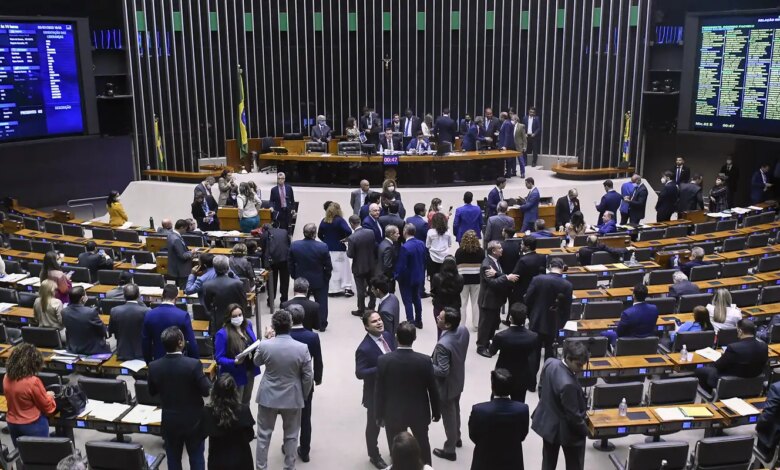 Representação de parlamentares negros segue baixa, diz pesquisadora