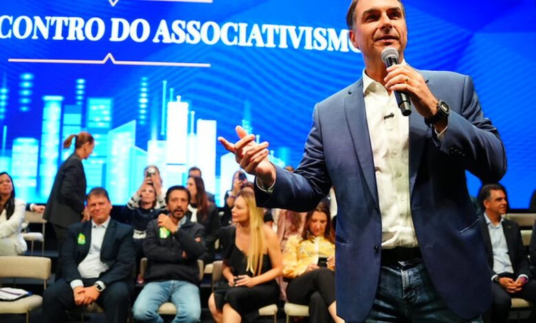 Flávio faz visita ao pai em prisão domiciliar e recebe apoios em SP