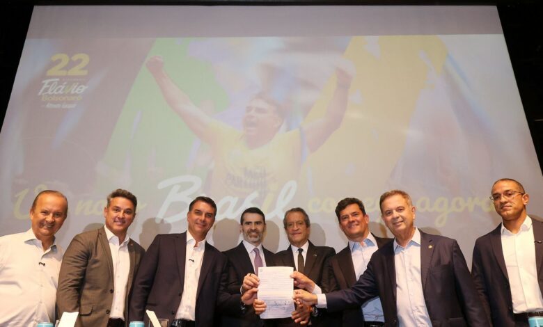 Flávio Bolsonaro recebe apoio de governadores eleitos e Cury