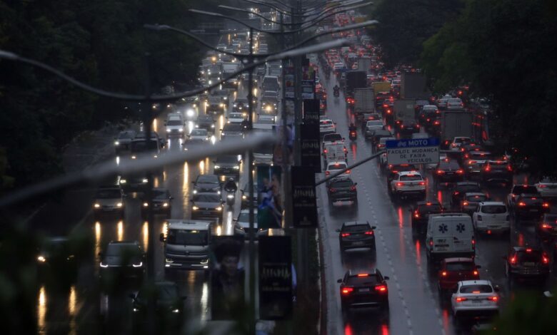 Chuva alaga ruas do centro e deixa um morto na zona norte de São Paulo