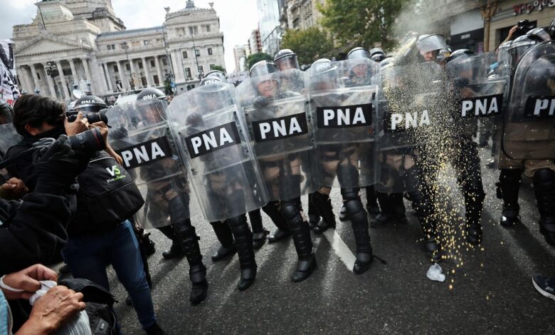 Ajuste de Milei reduz número de novos aposentados em 53% na Argentina