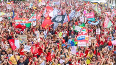 Milhares de pessoas lotam a orla de Copacabana em apoio a Lula