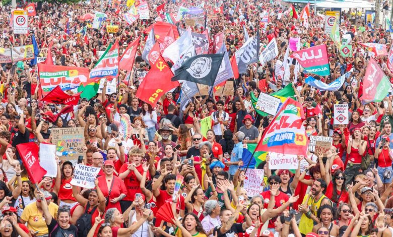 Milhares de pessoas lotam a orla de Copacabana em apoio a Lula
